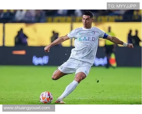 足球巨星的经典动作解析从梅西的突破到C罗的空中飞跃